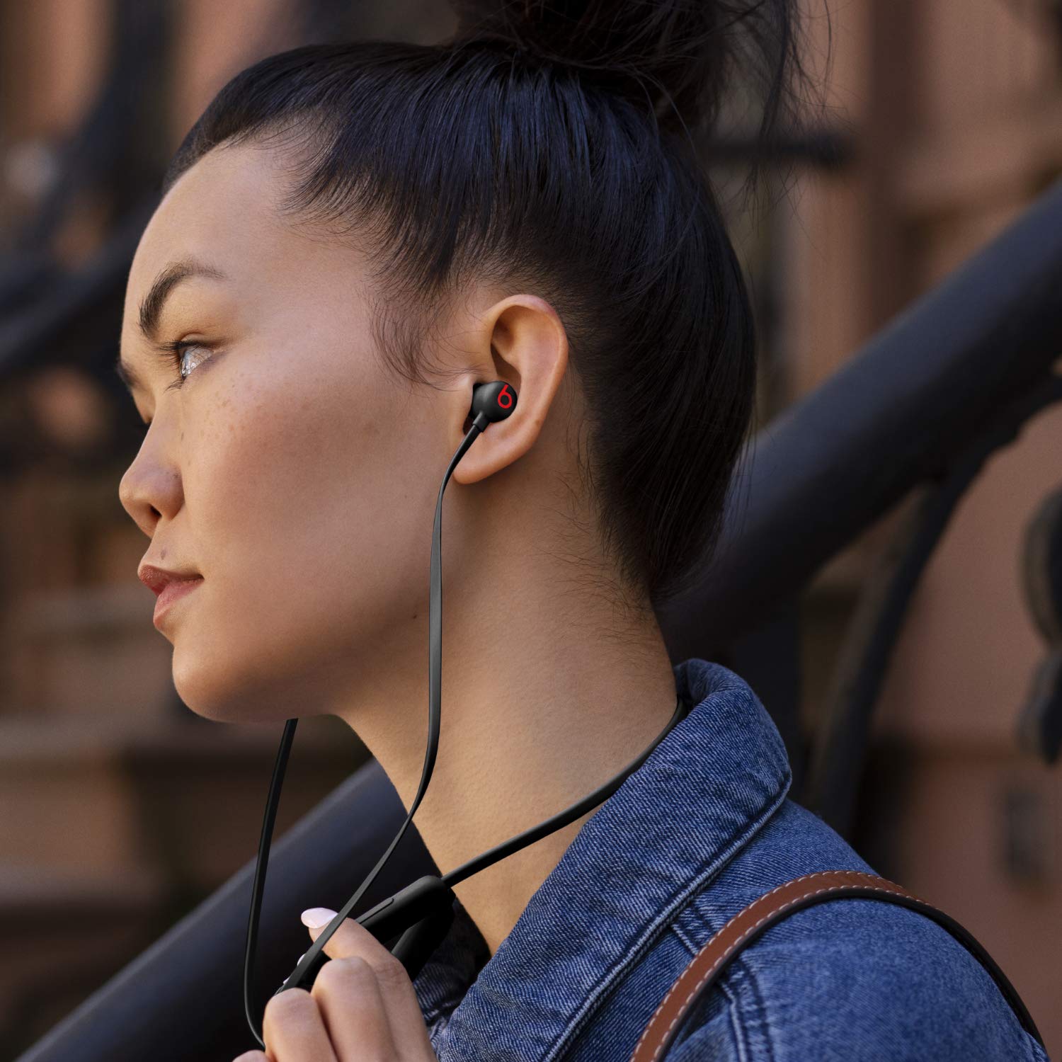 beats-flex-wireless-earbuds-apple-w1-headphone-chip-magnetic-earphones-class-1-b image 4