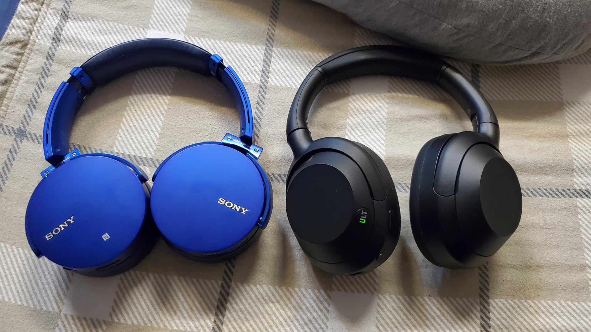 Solid headphones