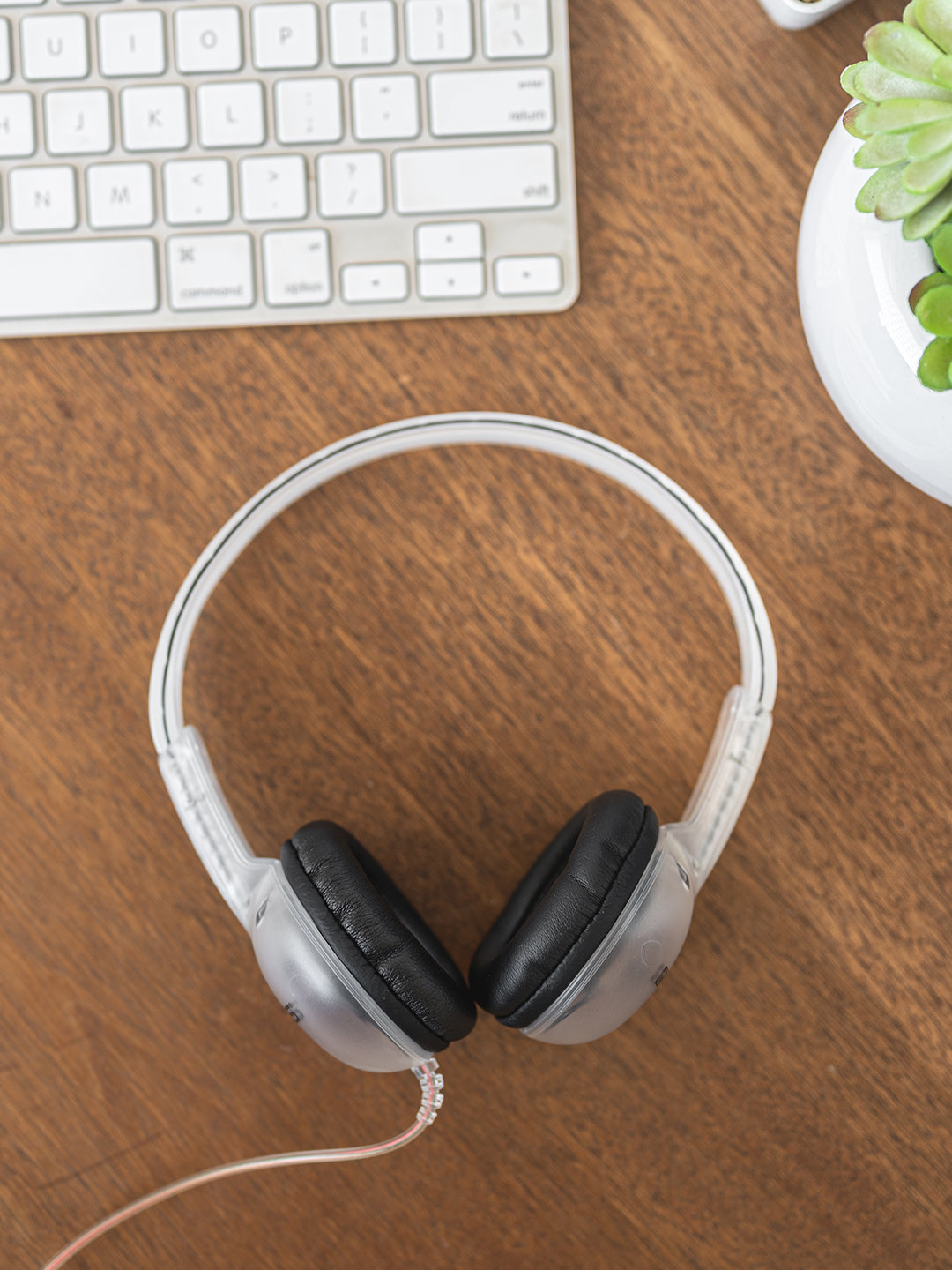 koss-cl-5-clear-transparent-on-ear-headphones-with-leatherette-cushions image 3