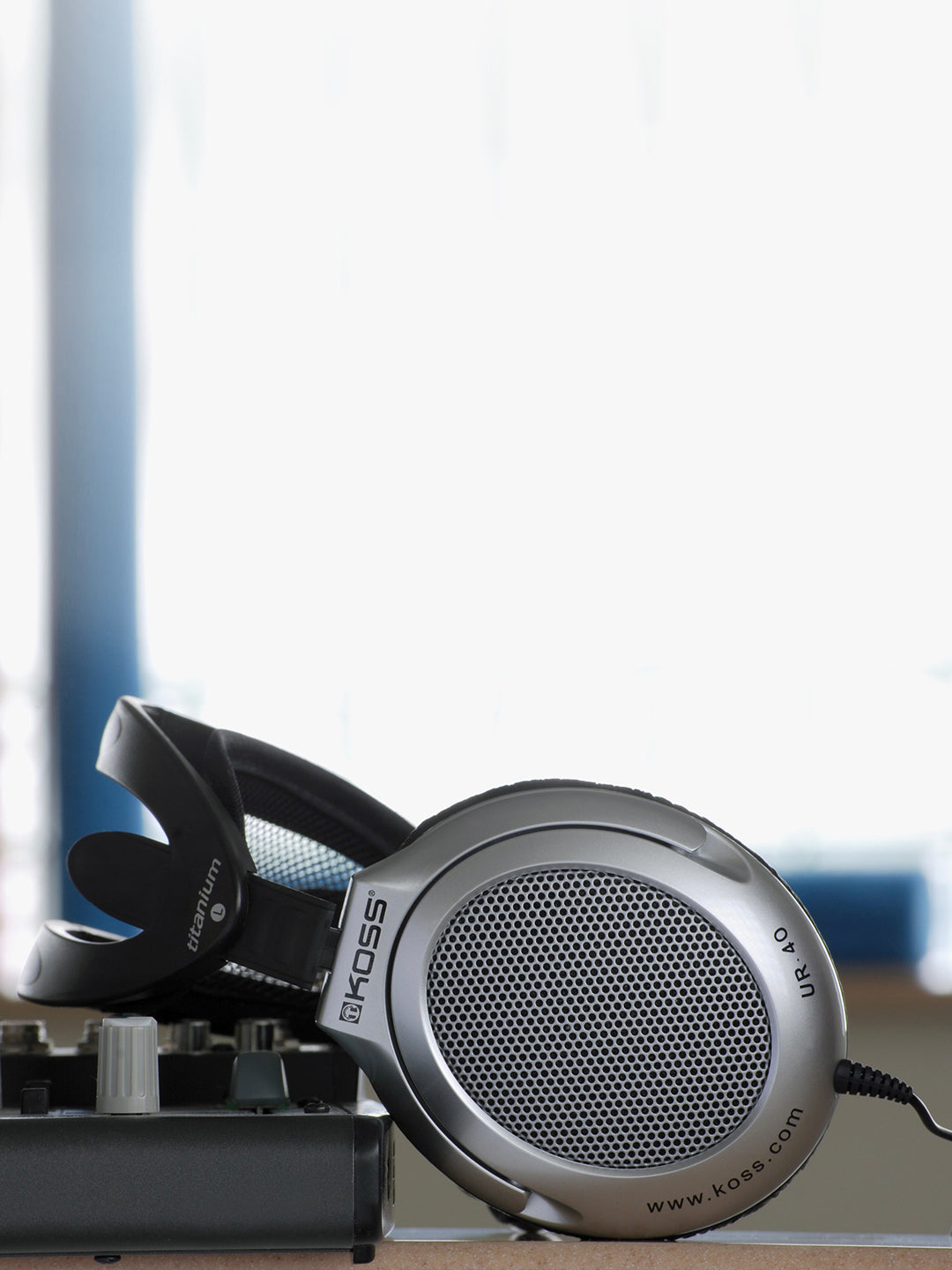koss-ur40-over-ear-headphones-ultra-lightweight-with-improved-sound image 2