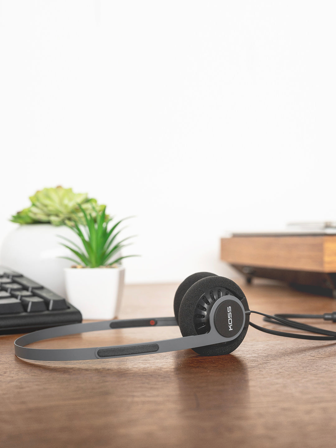 koss-kph40-utility-on-ear-headphones-detachable-cable-system image 2