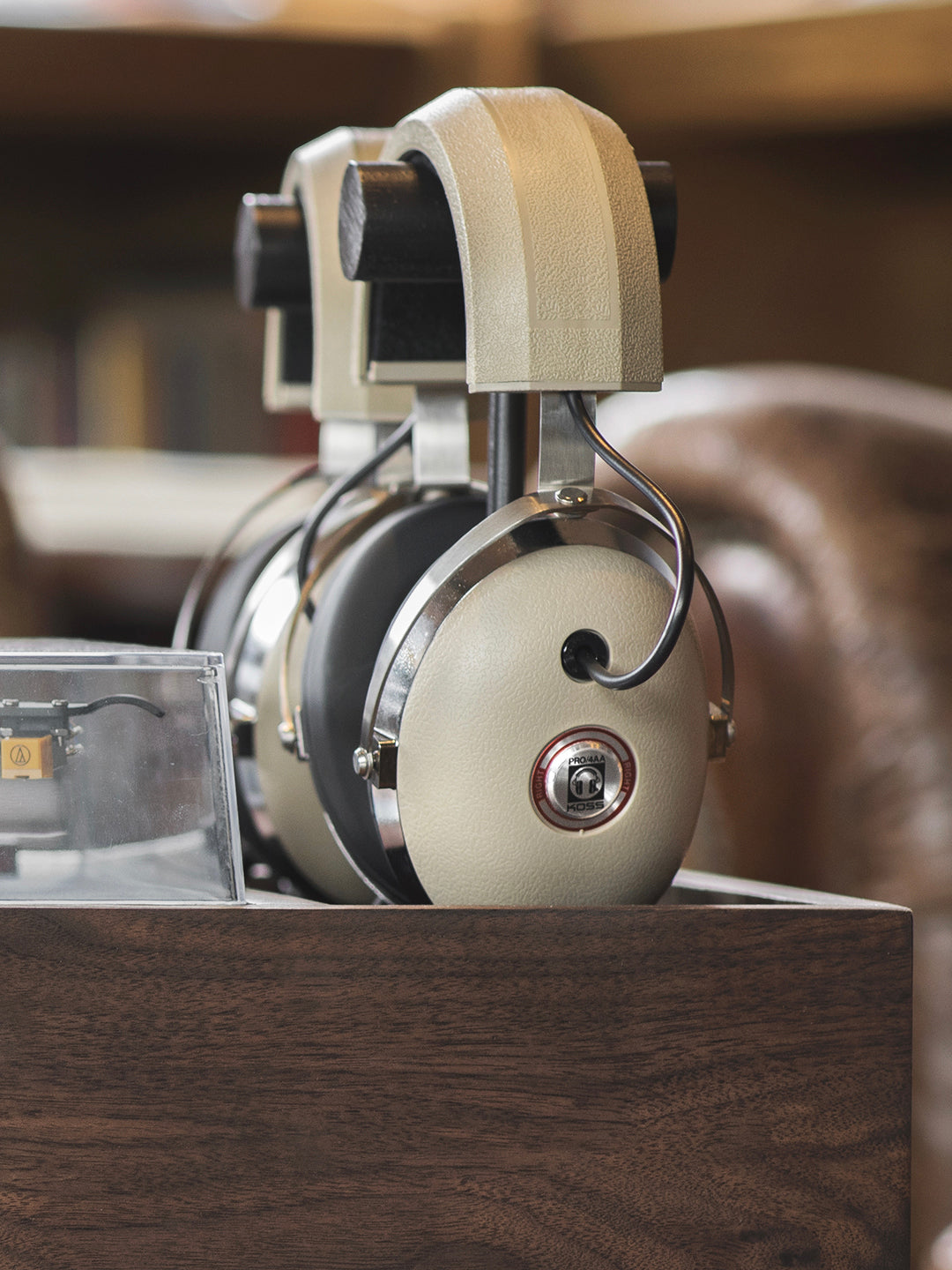 koss-pro4aa-professional-over-ear-studio-headphones-1970-classic image 2