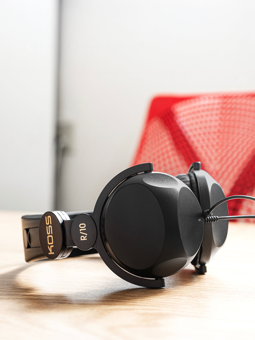 koss-r-10-retro-on-ear-headphones-high-fidelity-lightweight image 6