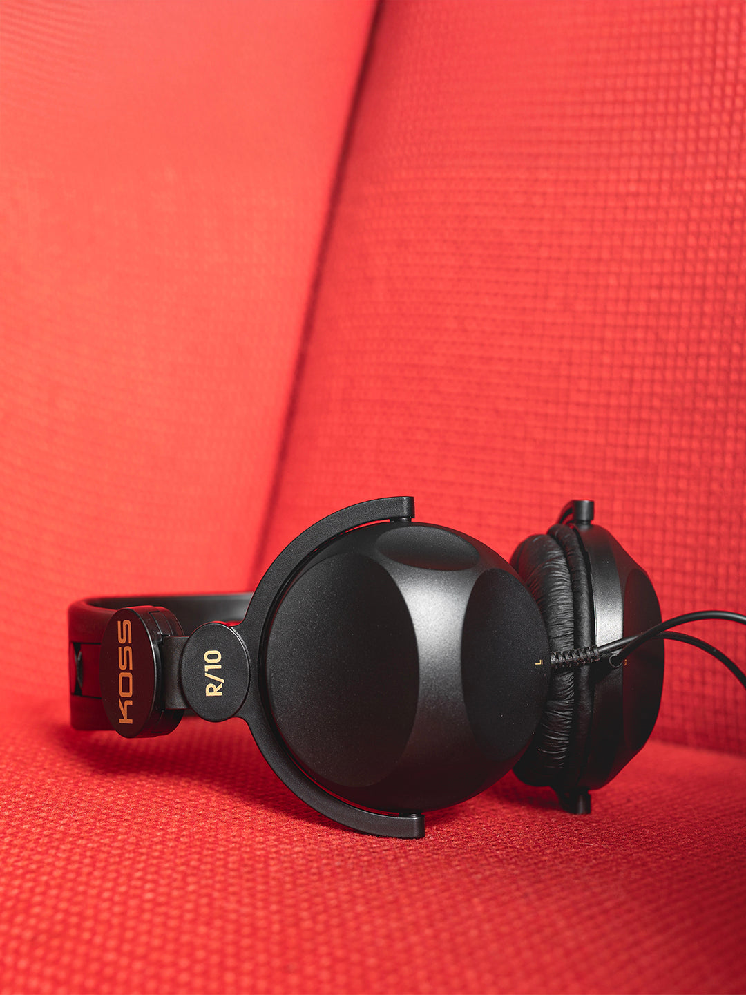 koss-r-10-retro-on-ear-headphones-high-fidelity-lightweight image 3