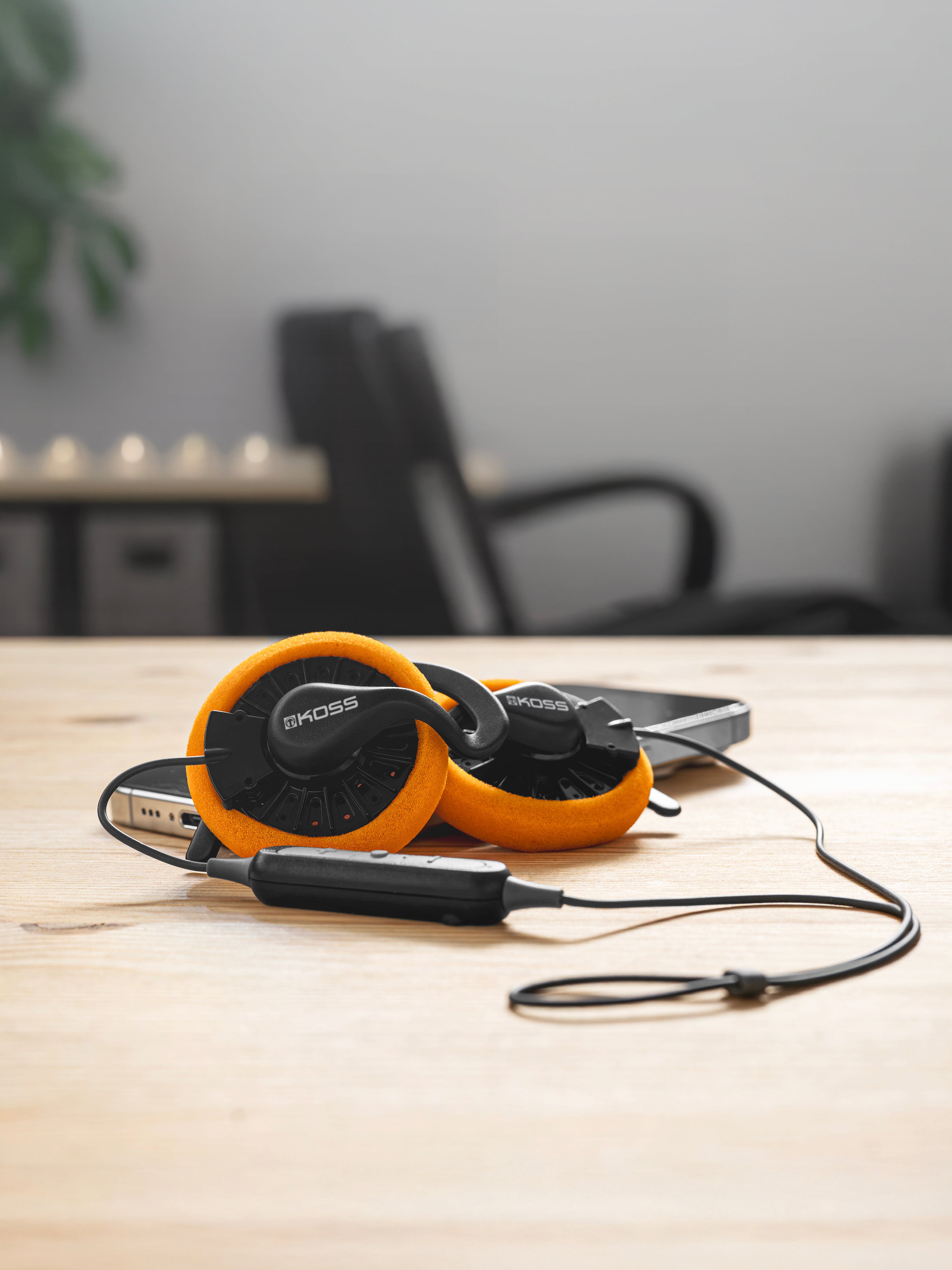 koss-ksc35-wireless-bluetooth-on-ear-clip-headphones-18-hr-battery-usb-c-inline- image 3